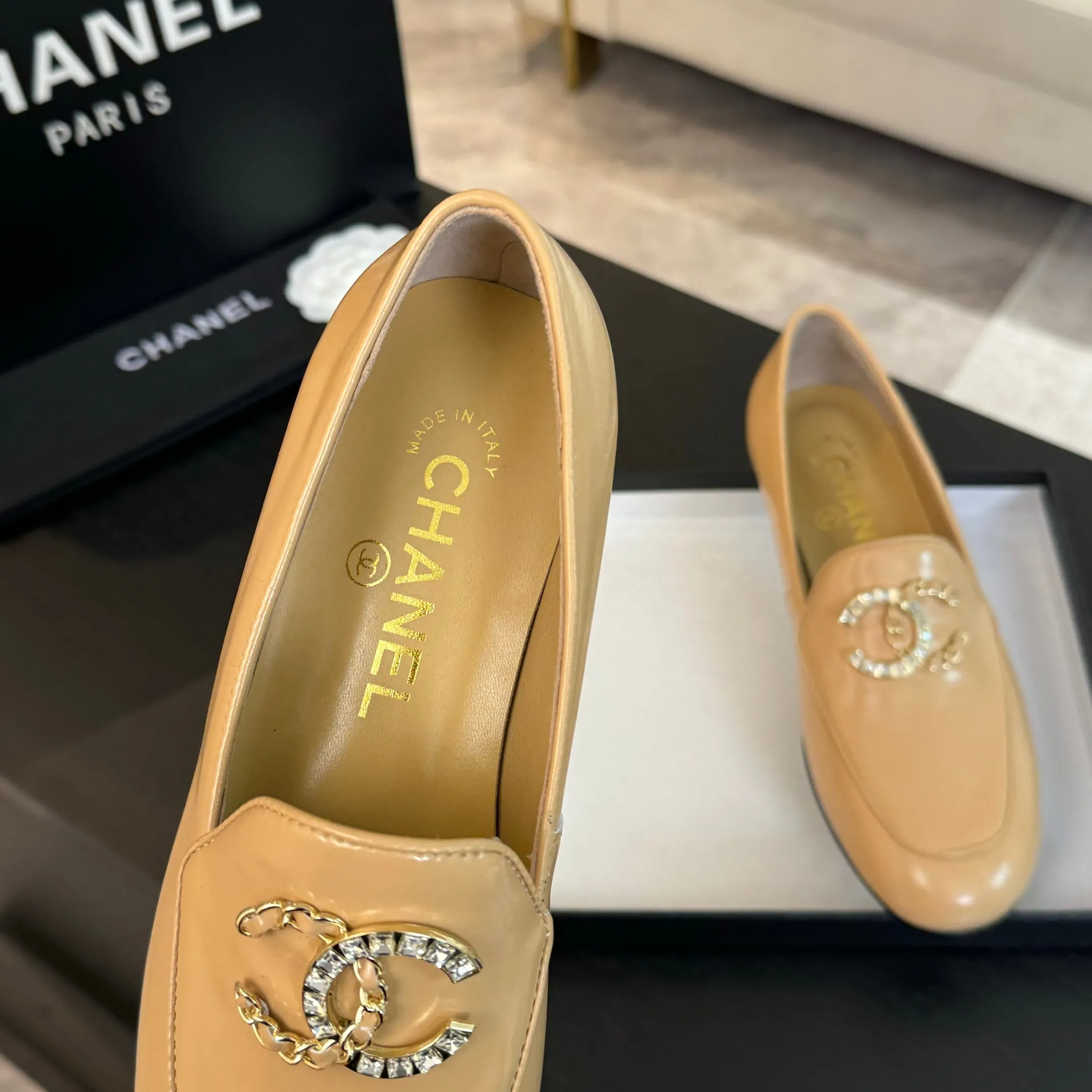 👟👟Ex-factory price 600👟👟 Purchasing-grade CHANEL Xiaoxiang classic retro shoes. I liked this pair at first sight. The design of the upper is very special. The classic hardware buckles embellished with Xiaoxiang are very CHANEL style. It has a high-end feel. The upper feet are very comfortable and soft. The feet are not afraid of being good-looking and comfortable. They are invincible when paired with mid-calf socks, skirts and trousers. It looks simple in style, but it has the effect of elongating the legs immediately on the feet, which is simple and does not lose personality. Adds a touch of coolness. Upper: imported mixed-breed lambskin. Lining: mixed-breed sheepskin. Soft, sweat-absorbent and breathable! Hardware: Exclusive original 1:1 mold development! Long-lasting and does not soften! Outsole: Genuine leather outsole imported from Italy. Height is about 2.5cm. Different market currency. We are different. Size: #34-42 (34 40 41 customized, non-refundable)